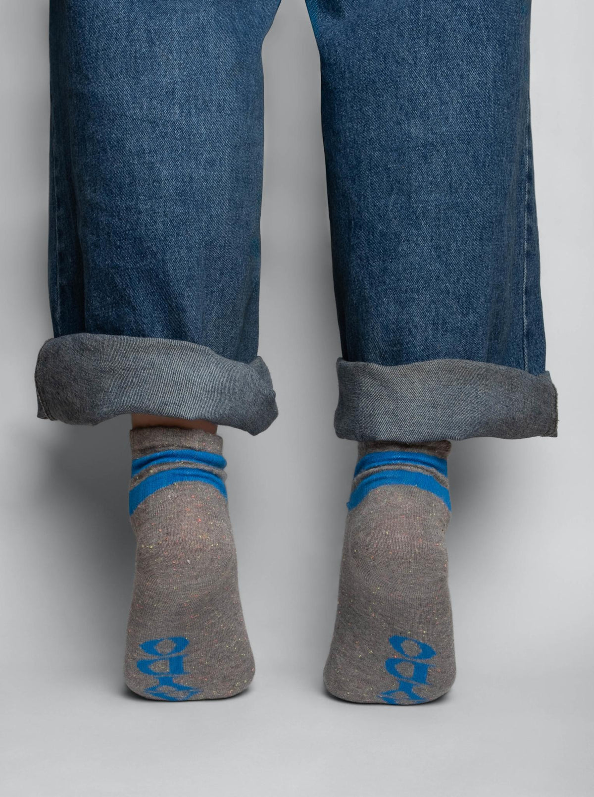 AYDO ANTWERPEN socks in Dark Grey Melange Neps and French Blue — additional view 4